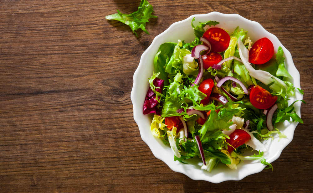 Various,Fresh,Mix,Salad,Leaves,With,Tomato,In,Bowl,On